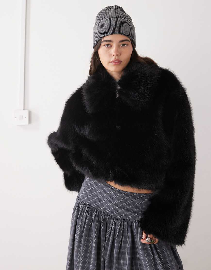 Monki - Kurze Jacke aus Kunstpelz in Schwarz Monki - Kurze Jacke aus Kunstpelz in Schwarz von Monki