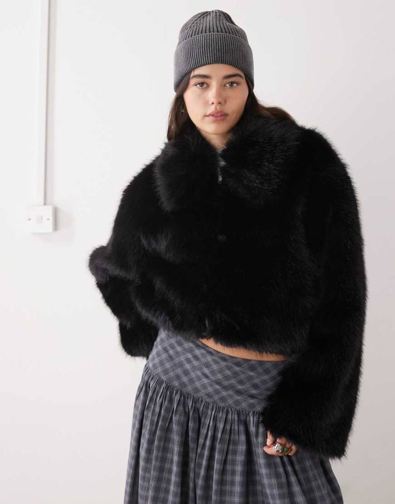 Monki - Kurze Jacke aus Kunstpelz in Schwarz Monki - Kurze Jacke aus Kunstpelz in Schwarz von Monki