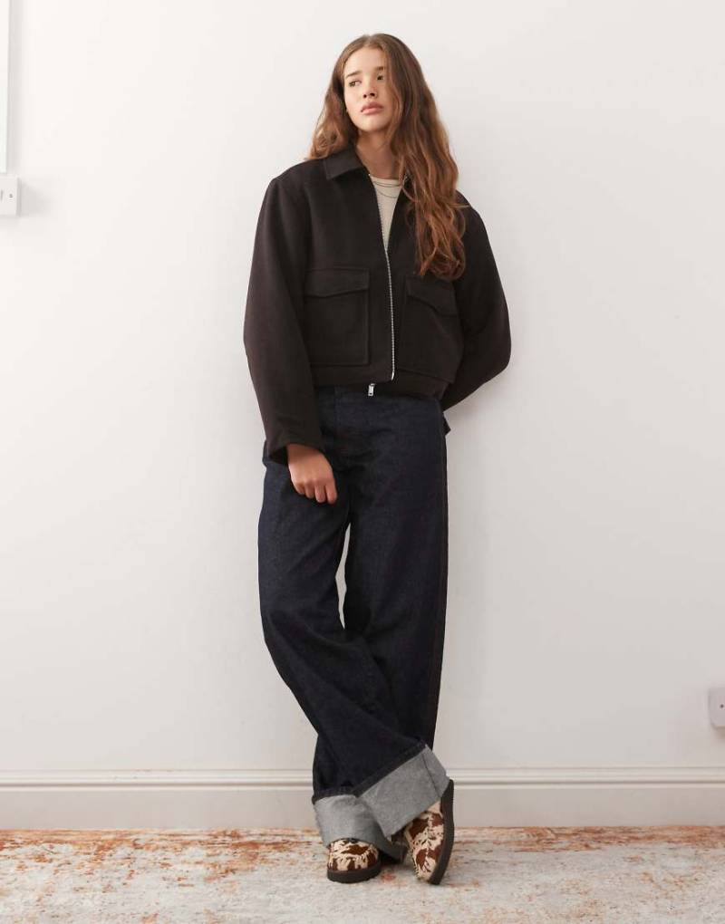 Monki - Jacke in Schokobraun mit kurzem Kragen und Wollanteil-Brown von Monki