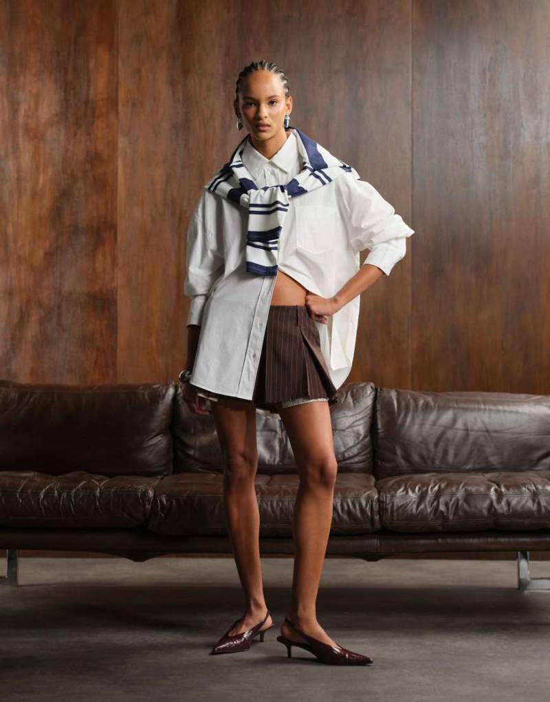 Monki - Kurzer Faltenrock in Braun mit Streifen, ausgefranstem Rand und Taschendetail-Brown von Monki