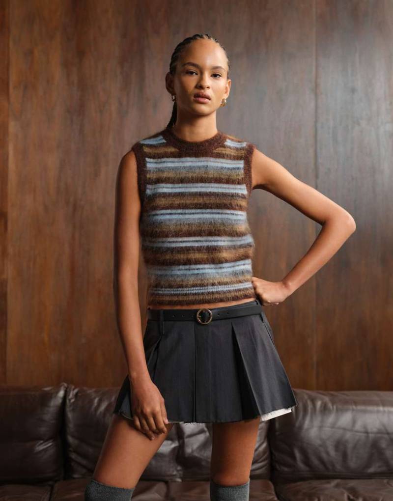 Monki - Kurzer Faltenrock in meliertem Grau mit ausgefranstem Rand und Taschendetail von Monki