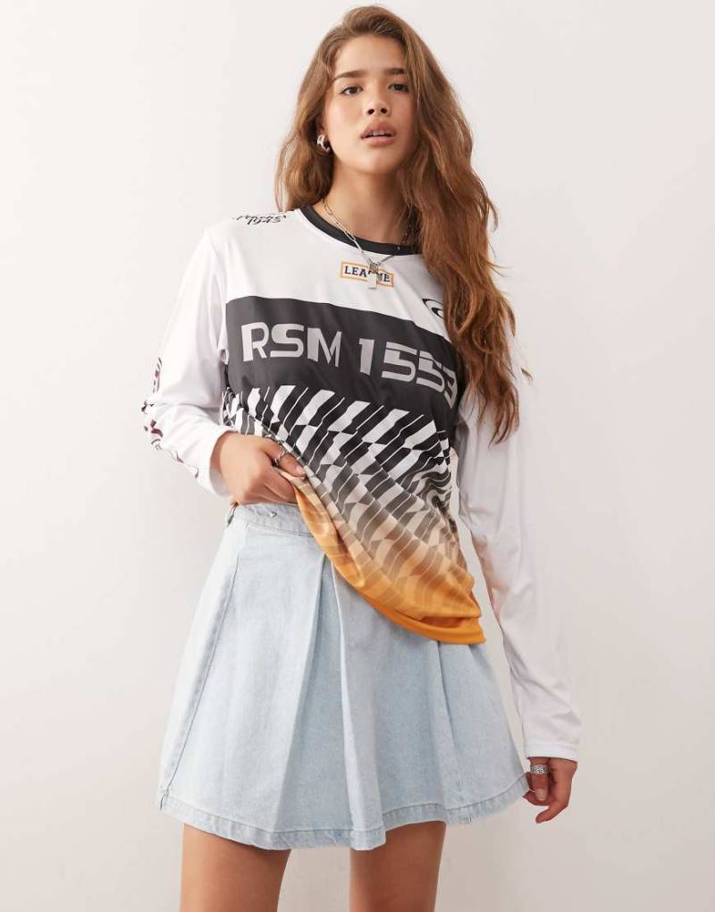 Monki - Kurzer Jeans-Faltenrock in hellblauer Waschung von Monki