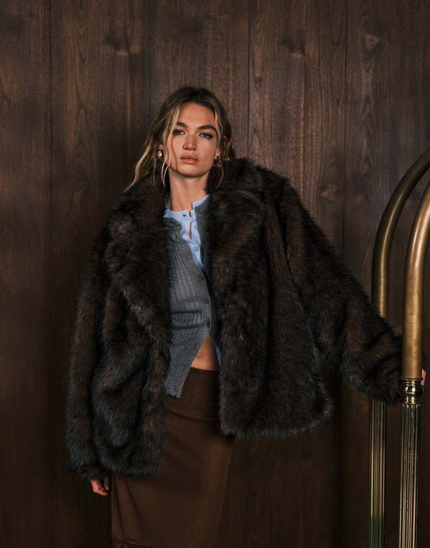 Monki - Kurzer Oversize-Kunstpelzmantel in dunklem Schokoladenbraun mit Kragendetail-Brown von Monki