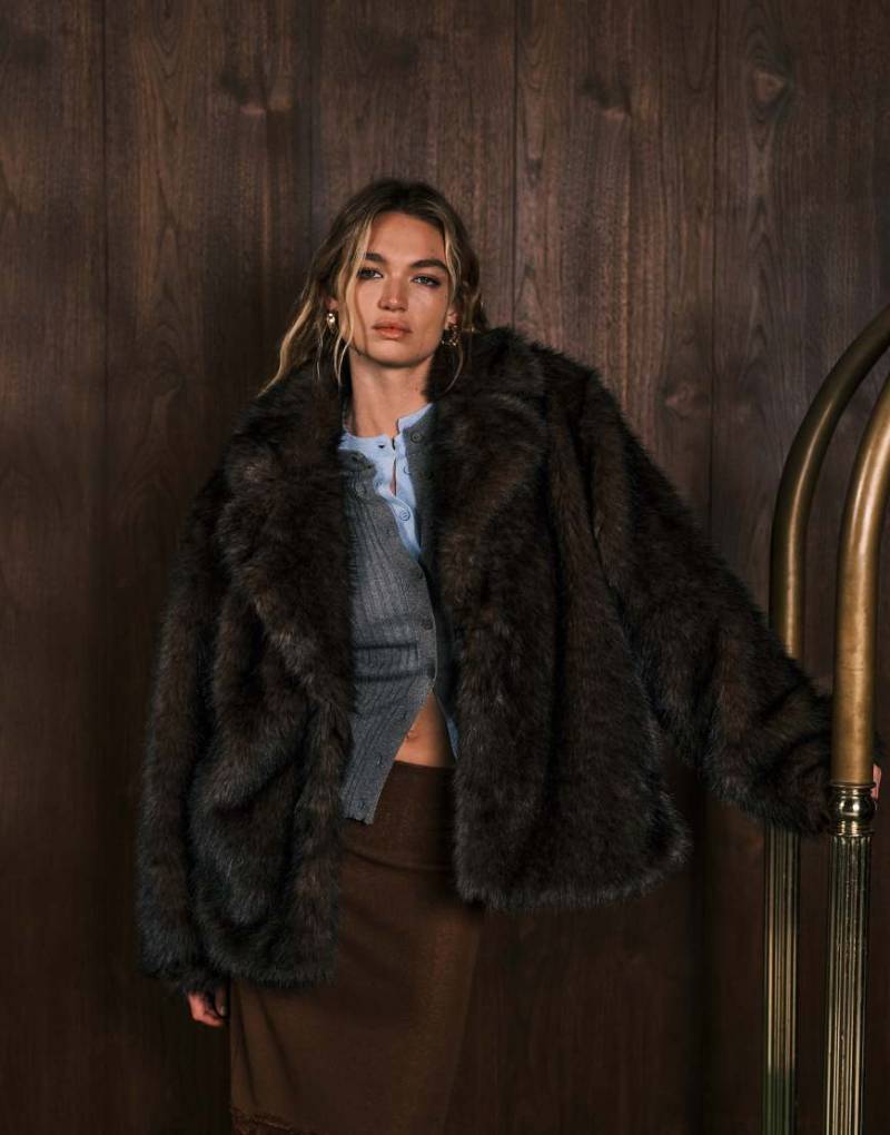 Monki - Kurzer Oversize-Kunstpelzmantel in dunklem Schokoladenbraun mit Kragendetail-Brown von Monki