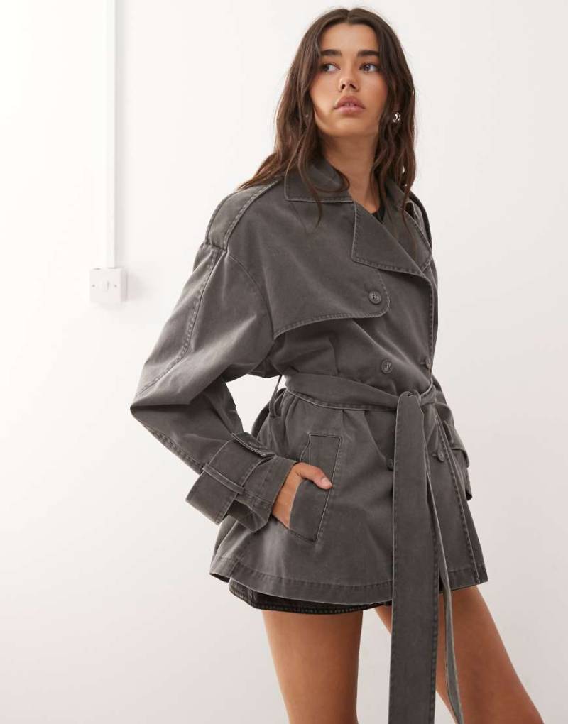 Monki - Kurzer Trenchcoat aus Twill in verwaschenem Schwarz von Monki