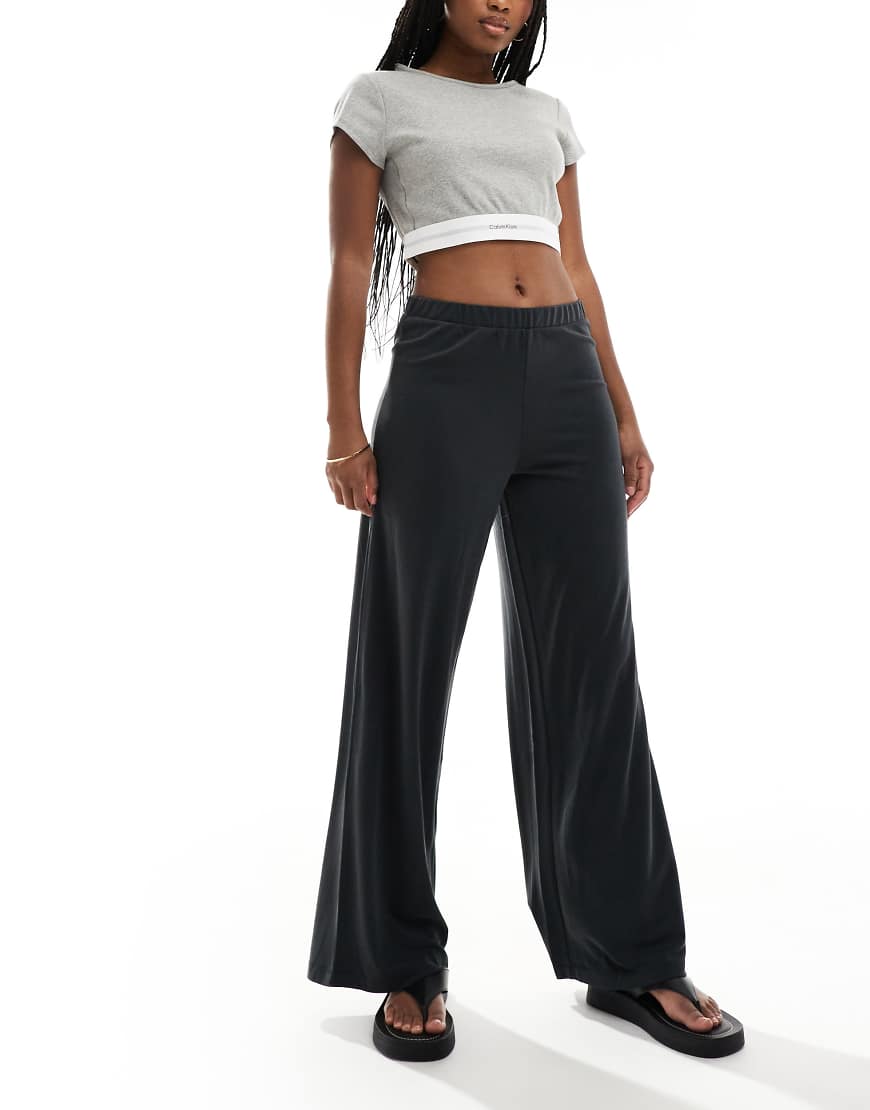 Monki - Lässige, weiche Hose in Schwarz mit geradem Schnitt Monki - Lässige, weiche Hose in Schwarz mit geradem Schnitt von Monki