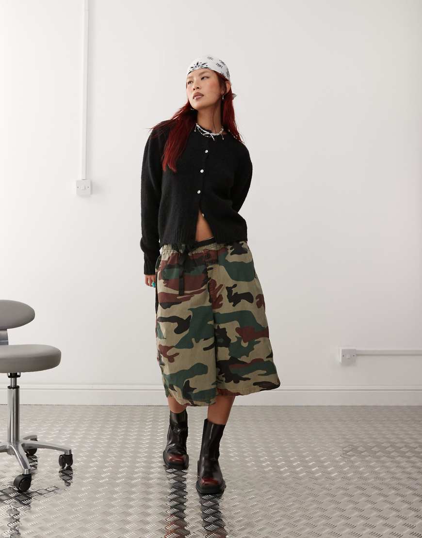 Monki - Langärmlige, flauschige Strickjacke in Schwarz mit schmalem Schnitt, Knopfleiste und Puffärmeln von Monki