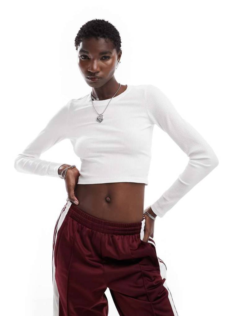 Monki - Langärmliges, geripptes Oberteil in Weiß mit knappem Schnitt von Monki