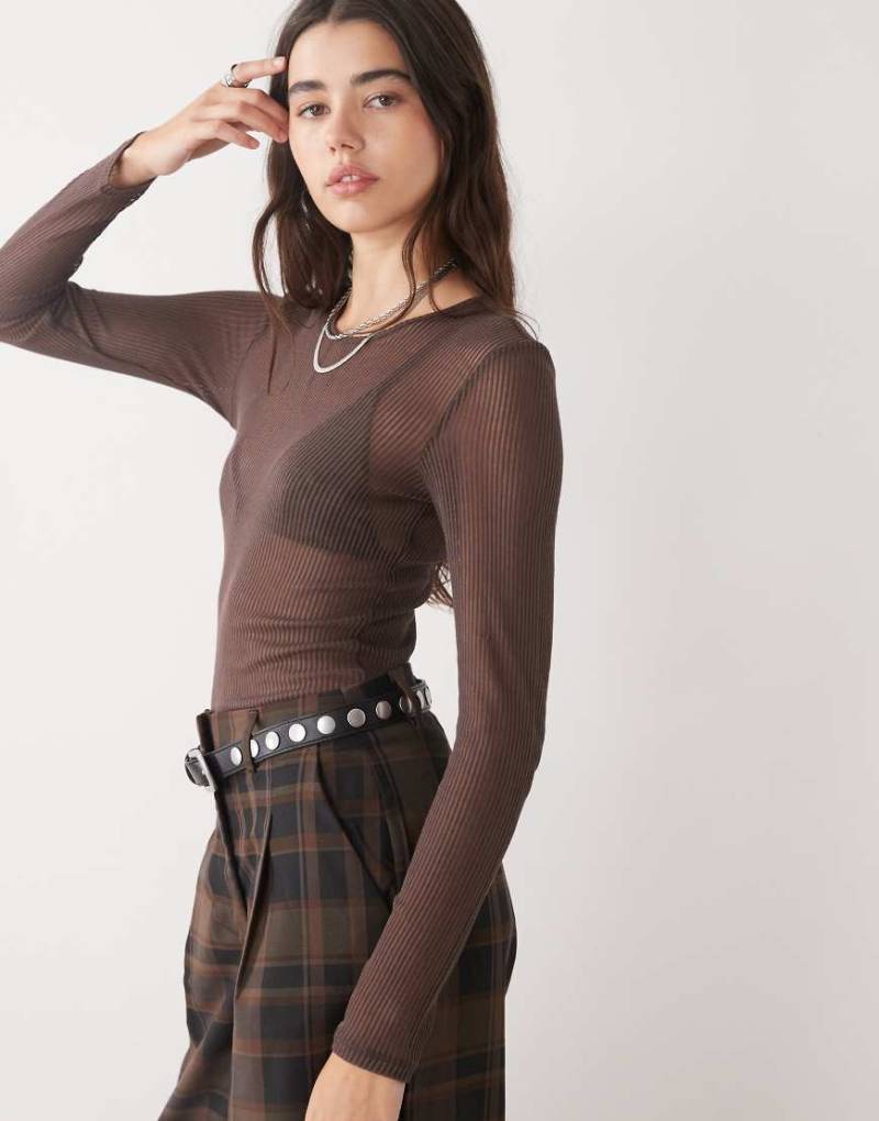 Monki - Langärmliges, geripptes Oberteil in durchscheinendem, dunklem Schokobraun-Brown von Monki