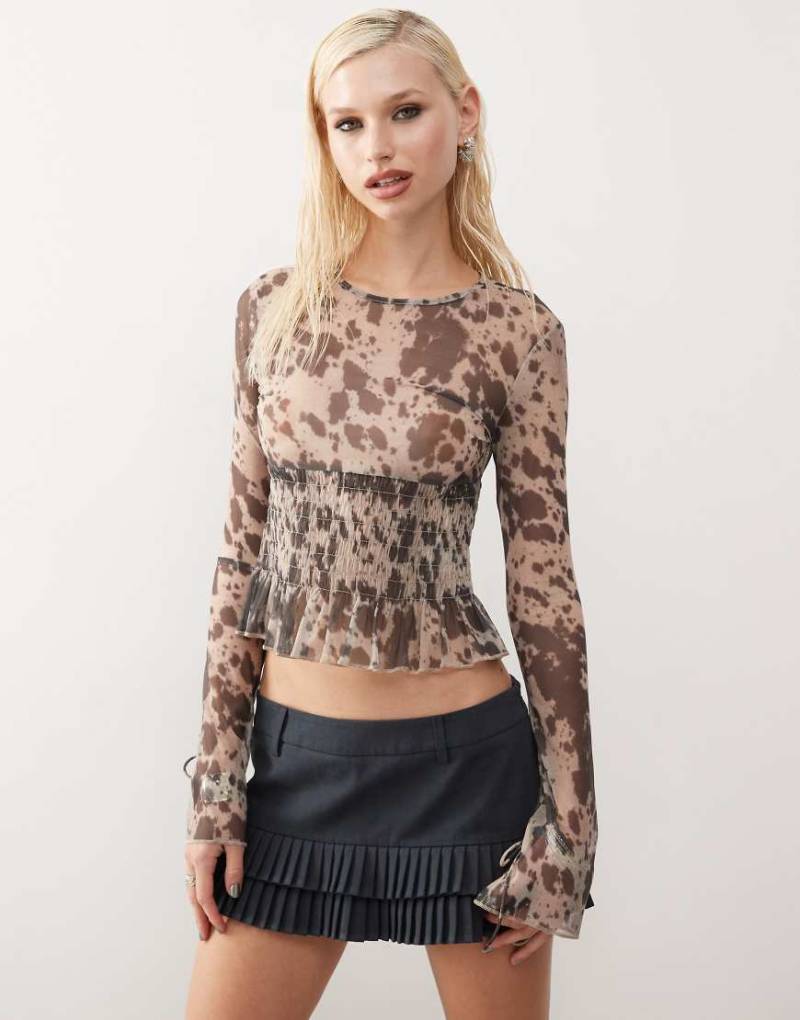 Monki - Langärmliges, gesmoktes Netzstoff-Oberteil mit braunem Kuhfellmuster-Schwarz von Monki