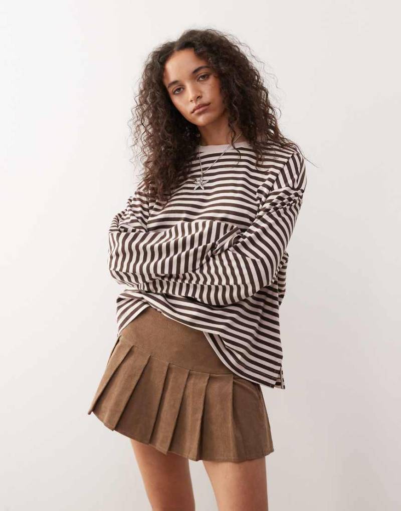 Monki - Langärmliges, gestreiftem Oversize-Shirt in Schokobraun und Rosa mit Seitenschlitzen-Rot von Monki