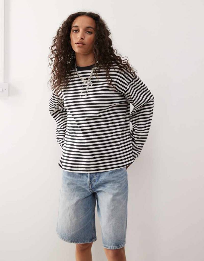 Monki - Langärmliges, gestreiftes Oversize-Shirt in Schwarz und Weiß mit Seitenschlitzen von Monki