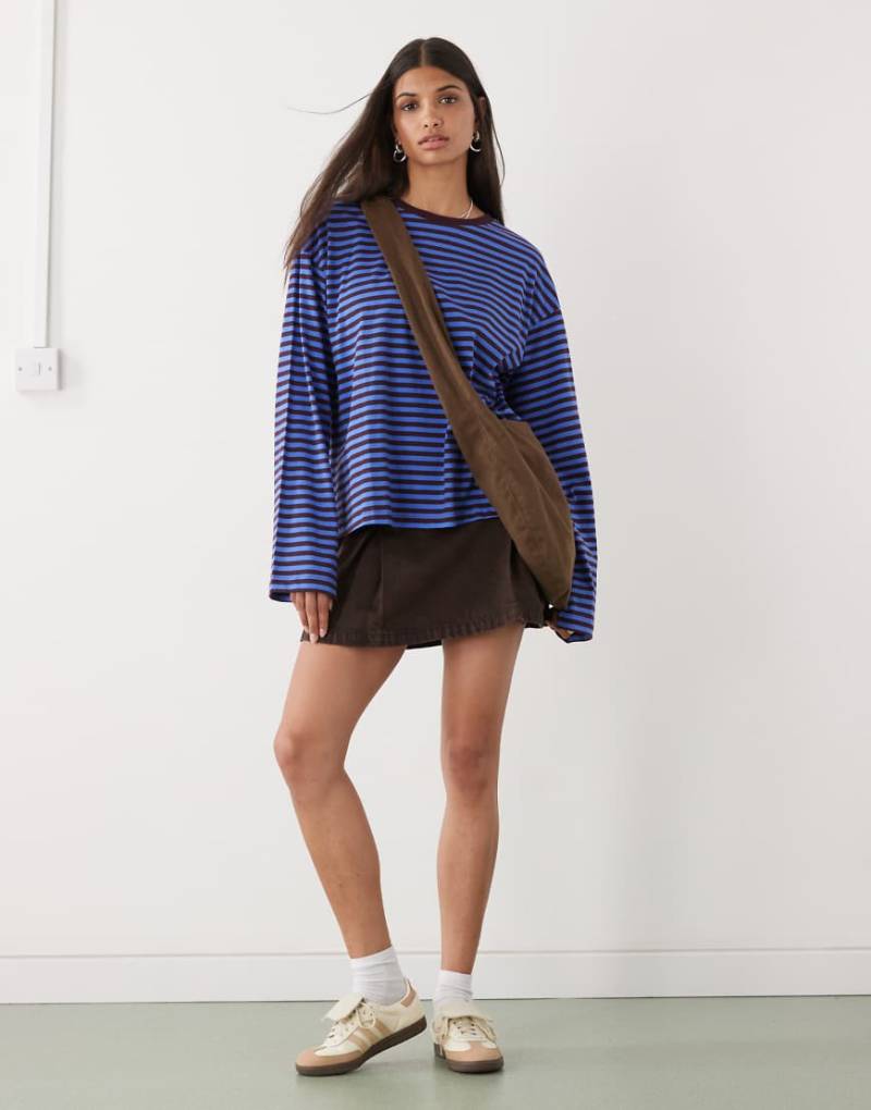 Monki - Langärmliges, gestreiftes Oversize-T-Shirt in Blau und Burgunderrot mit Seitenschlitzen-Lila von Monki