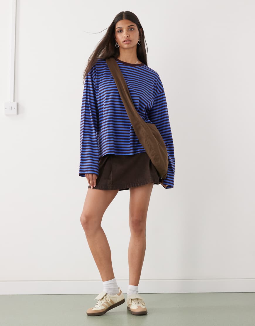 Monki - Langärmliges, gestreiftes Oversize-T-Shirt in Blau und Burgunderrot mit Seitenschlitzen-Lila von Monki