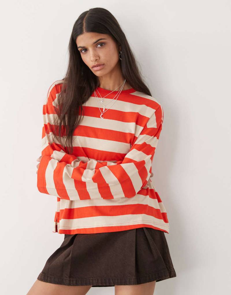 Monki - Langärmliges, gestreiftes Oversize-T-Shirt in Rot und Beige mit Seitenschlitzen von Monki