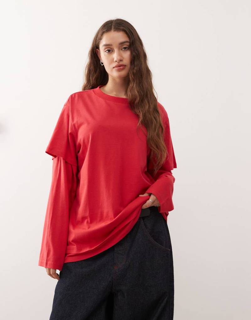Monki - Langärmliges, mehrlagiges Oversize-T-Shirt in Rot von Monki