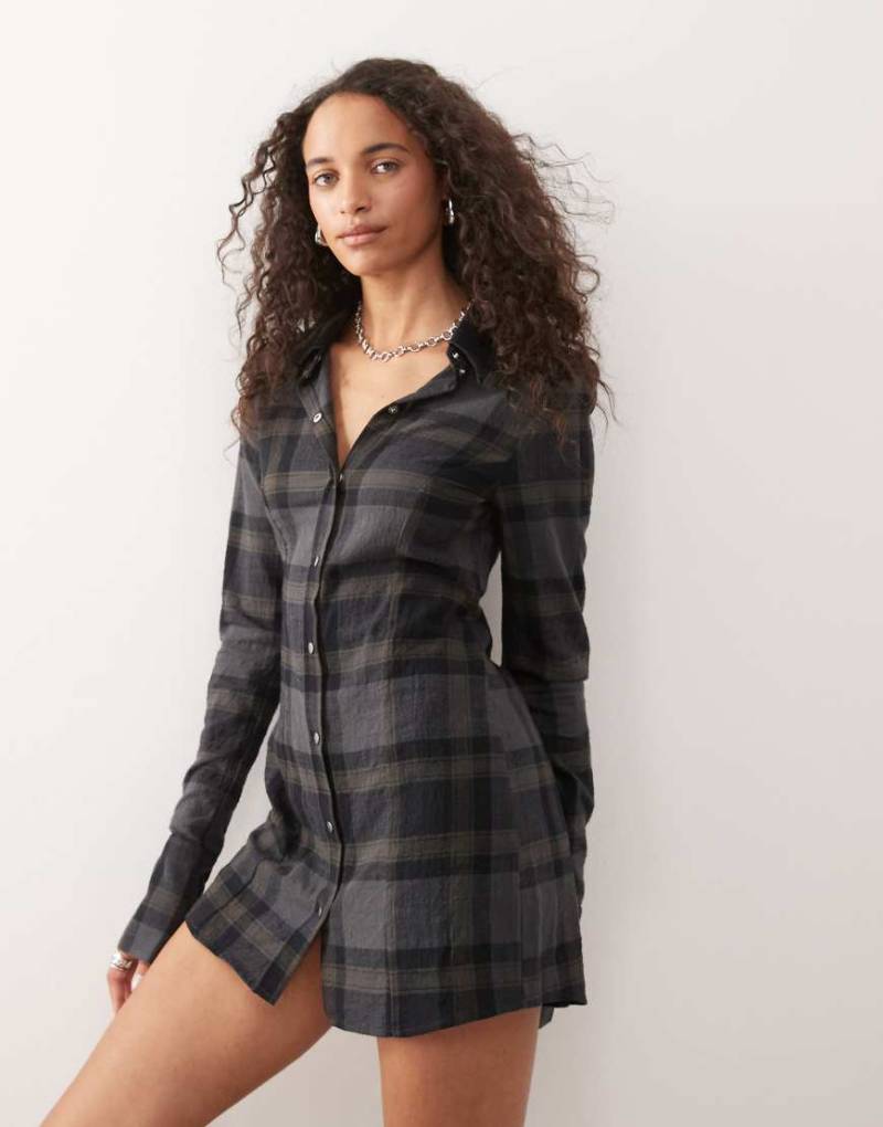 Monki - Langärmliges, tailliertes Mini-Hemdkleid in Dunkelgrau mit Karomuster-Schwarz von Monki