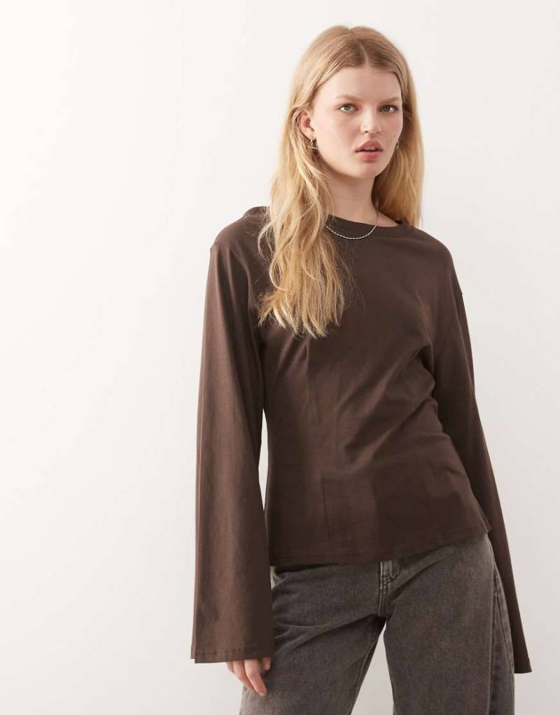 Monki - Langärmliges, tailliertes Shirt in Braun-Brown von Monki