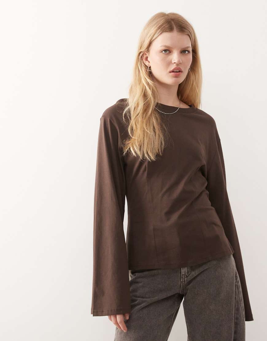 Monki - Langärmliges, tailliertes Shirt in Braun-Brown von Monki
