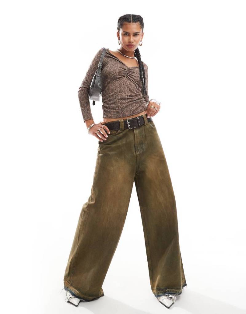 Monki - Langärmliges, vorne gerafftes Oberteil aus Jersey mit Schlangenprint und V-Ausschnitt-Braun von Monki