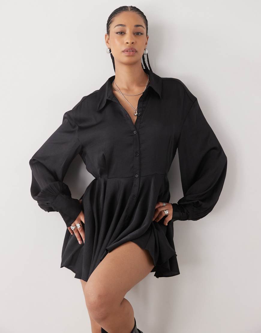 Monki - Langärmliges Hemdkleid in Schwarz aus Crinkle-Satin mit fließendem Rock-Lila von Monki