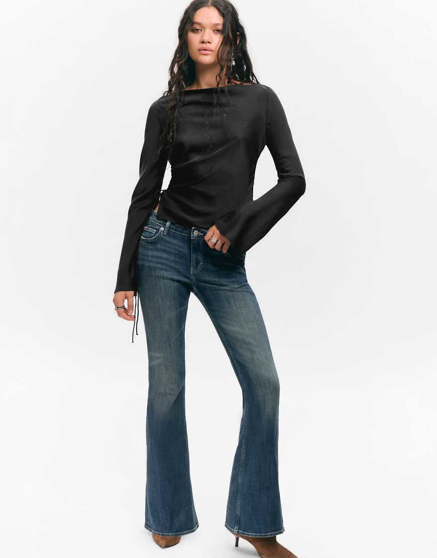 Monki - Langärmliges Oberteil aus Knitter-Satin in Schwarz mit U-Boot-Ausschnitt von Monki