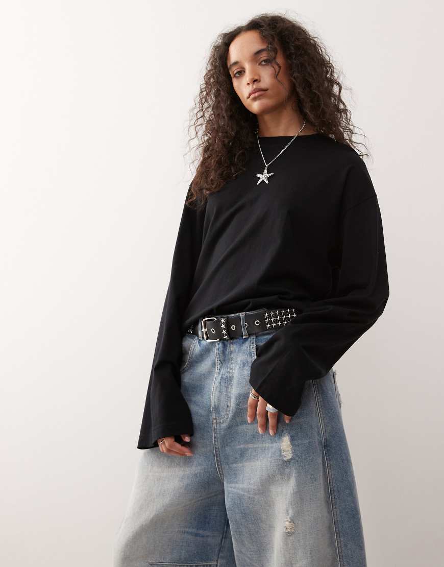 Monki - Langärmliges Oversize-Shirt in Schwarz mit Seitenschlitzen von Monki