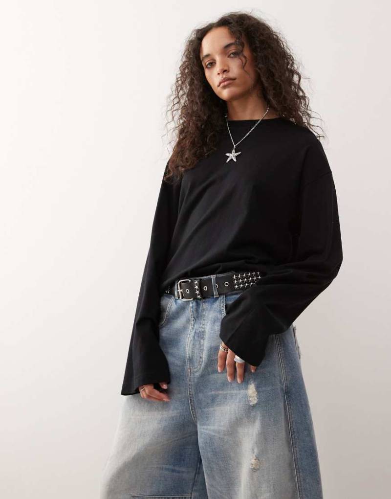 Monki - Langärmliges Oversize-Shirt in Schwarz mit Seitenschlitzen von Monki