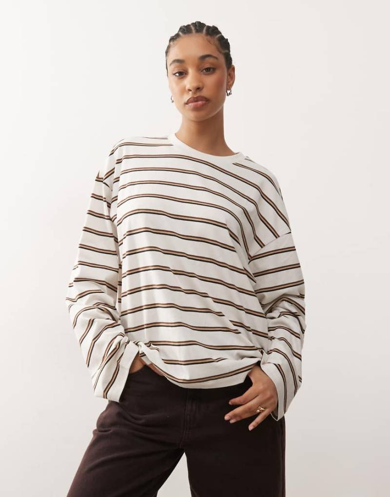 Monki - Langärmliges Oversize-T-Shirt in Weiß und Braun gestreift mit Seitenschlitzen von Monki