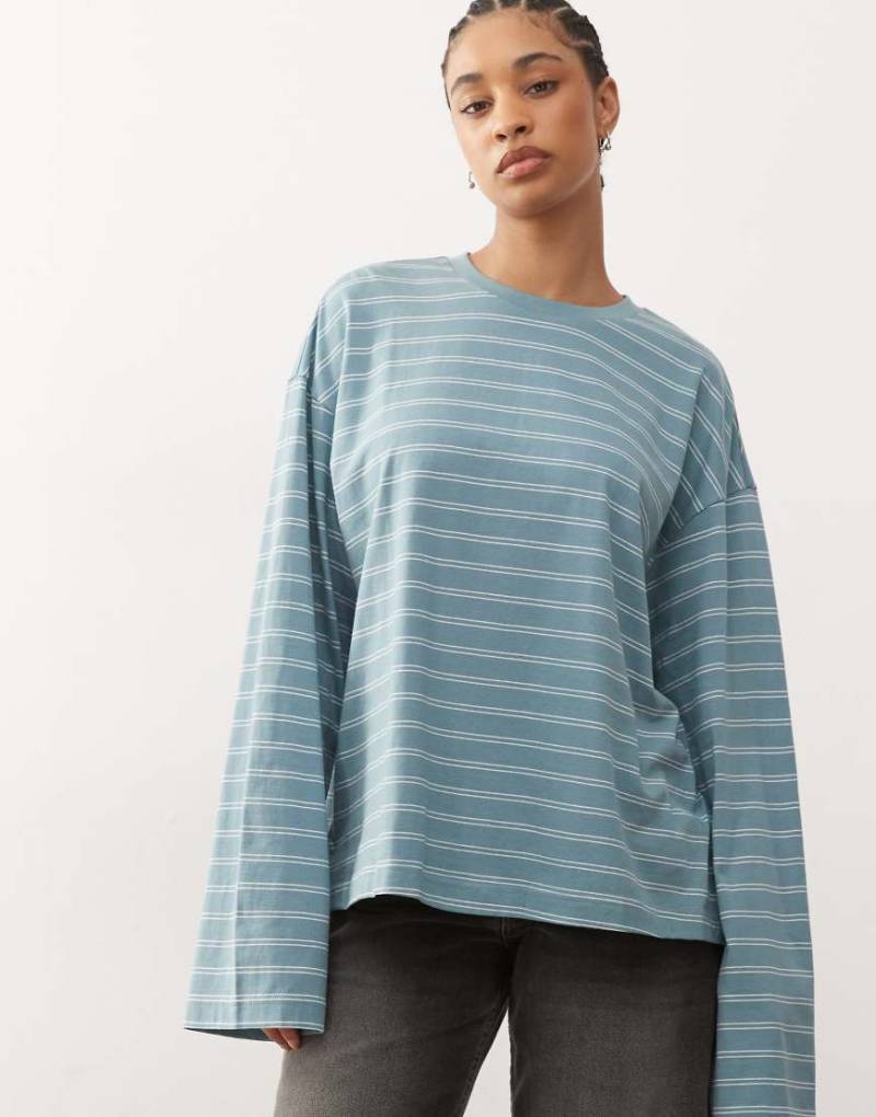 Monki - Langärmliges Oversize-T-Shirt in Zweifarbig-Türkis mit Streifen und Seitenschlitzen-Blau von Monki
