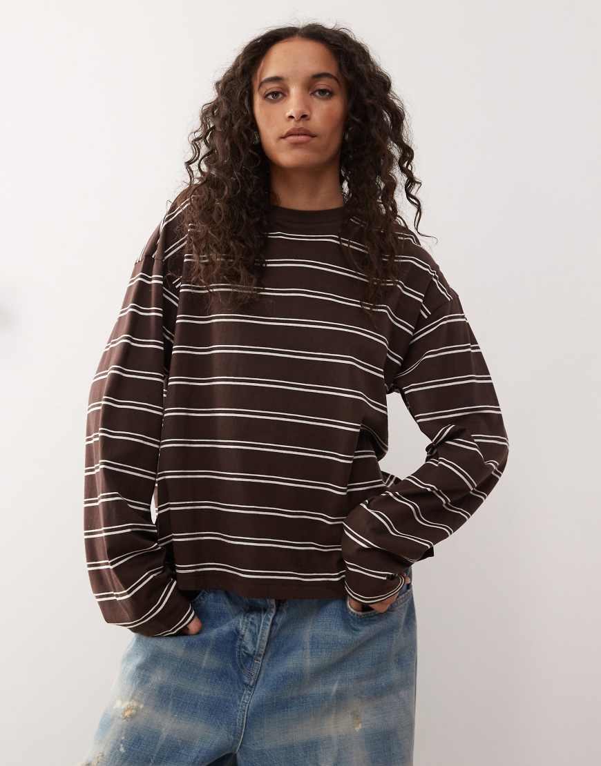 Monki - Langärmliges Oversize-T-Shirt in gestreiftem Schokobraun mit Seitenschlitzen von Monki