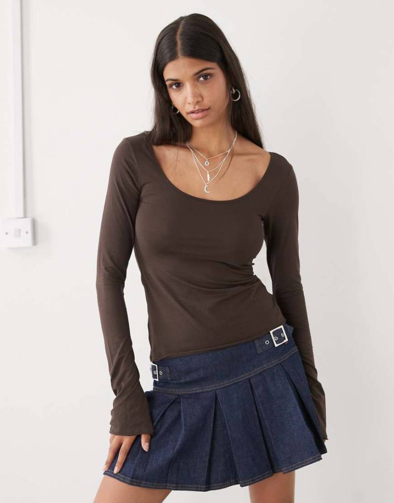 Monki - Langärmliges Slim-Fit-T-Shirt in Schokobraun mit U-Ausschnitt-Brown von Monki