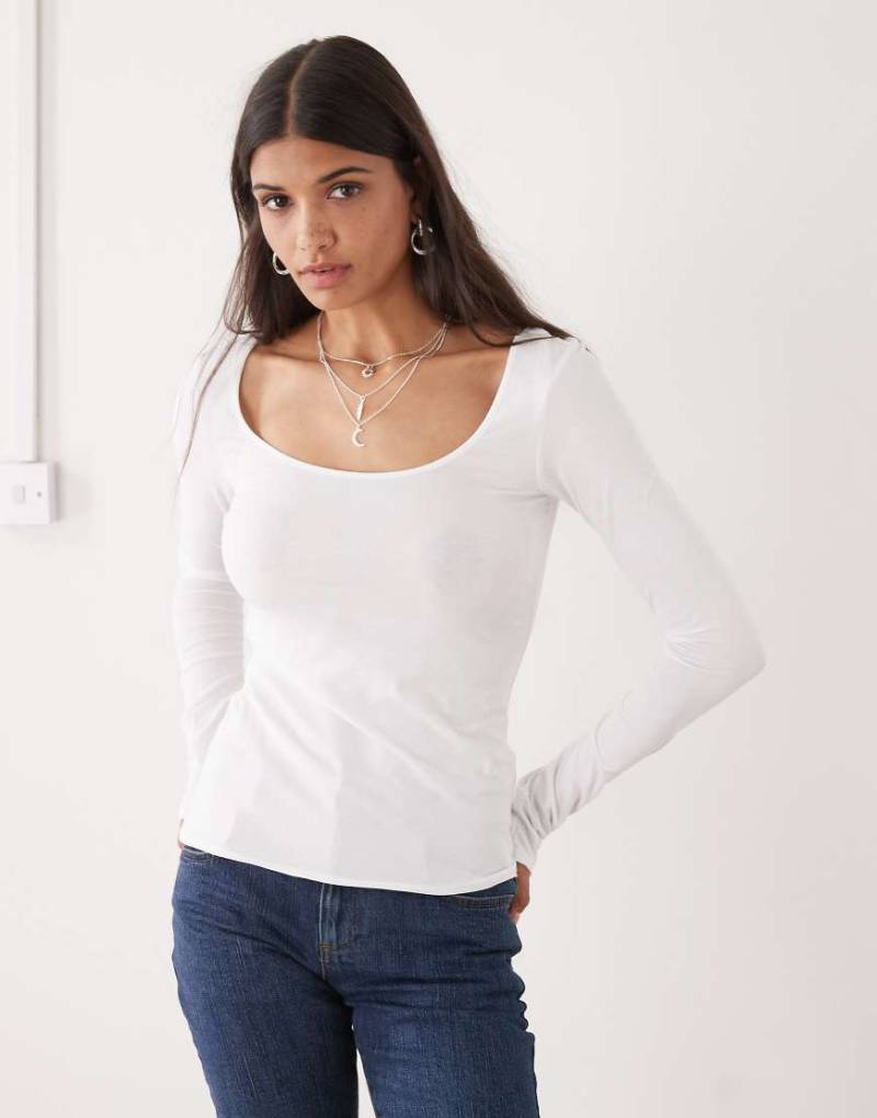 Monki - Langärmliges Slim-Fit-T-Shirt in Weiß mit U-Ausschnitt von Monki