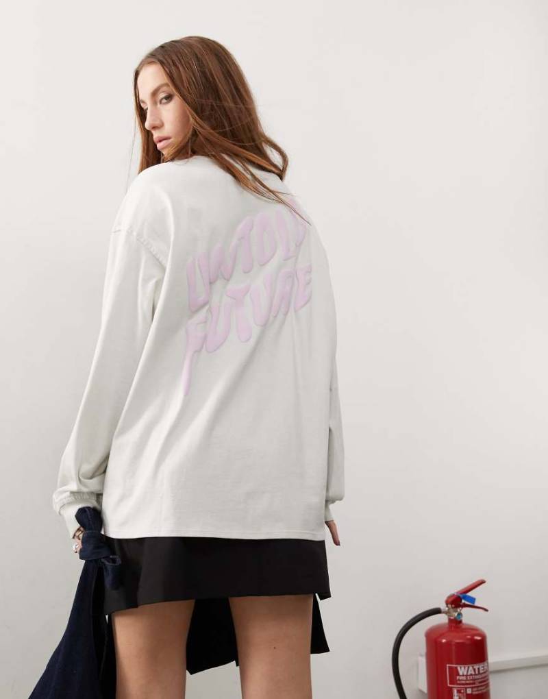 Monki - Langarmshirt in Grau mit „Untold Future"-Print von Monki