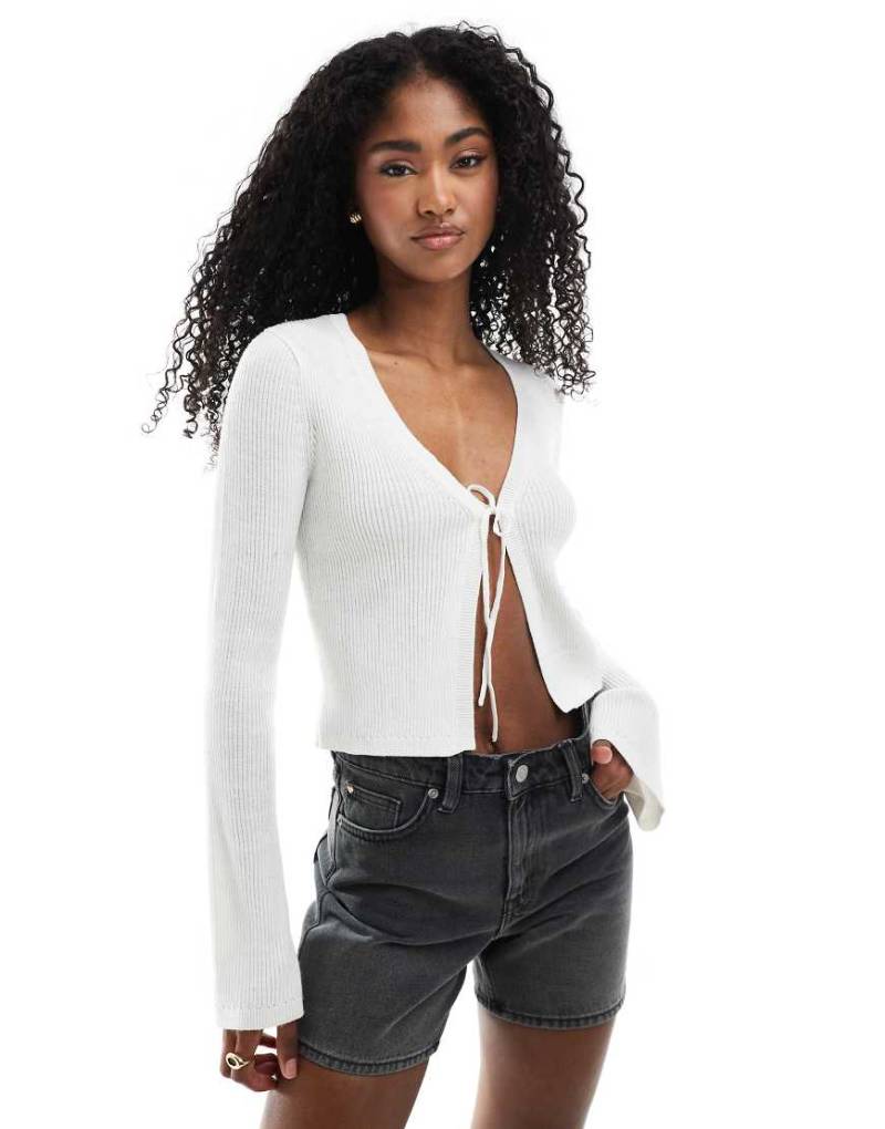 Monki - Leichte Strickjacke in Weiß mit Bindeband vorne von Monki