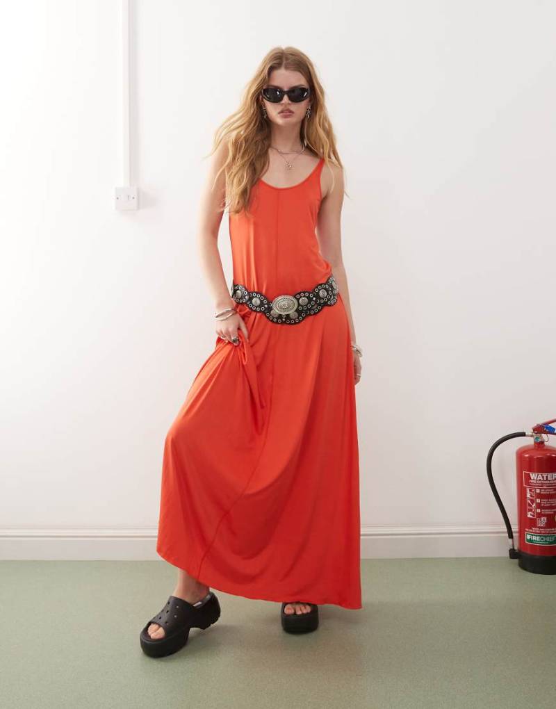 Monki - Luftiges Maxikleid in Rot mit Riemchenträgern von Monki