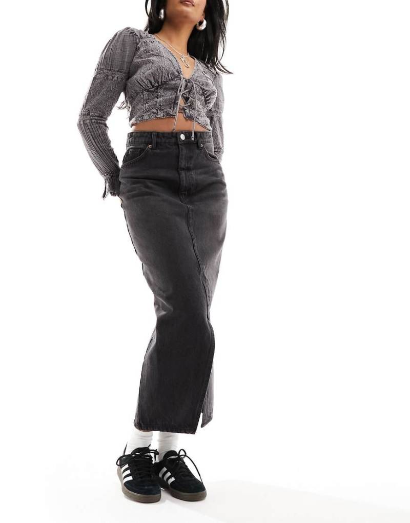 Monki - Midi-Jeansrock in rein schwarzer Waschung mit Schlitz von Monki