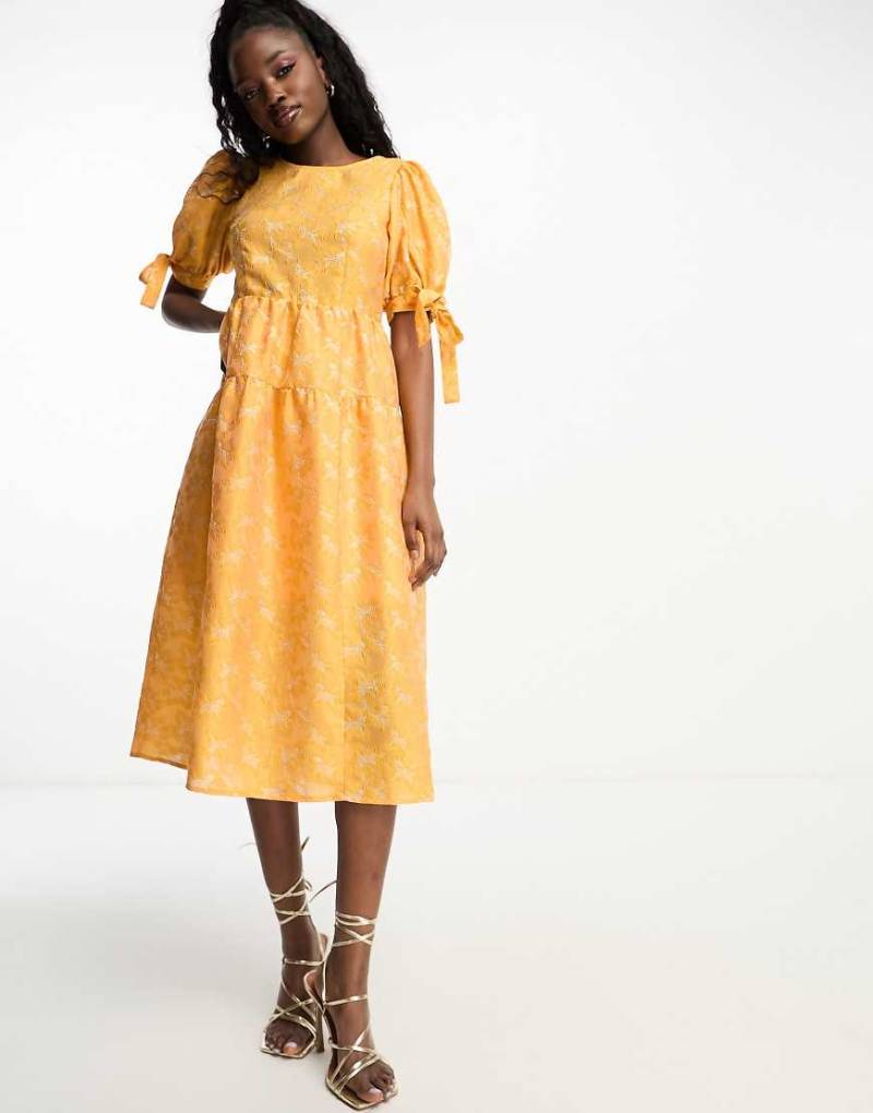 Monki - Midikleid aus schimmerndem Material in Orange im Brokat-Look mit Blumenmuster und Ballonärmeln von Monki
