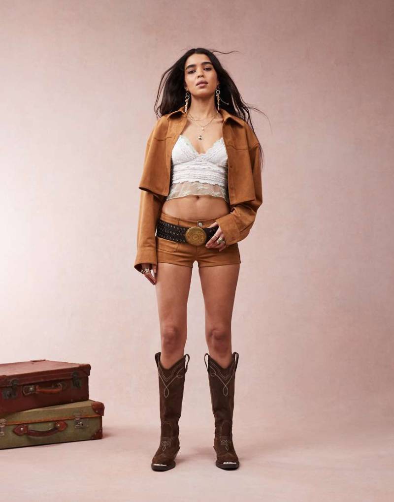 Monki - Mikro-Shorts aus Wildlederimitat in Hellbraun mit Taschendetail, Kombiteil von Monki