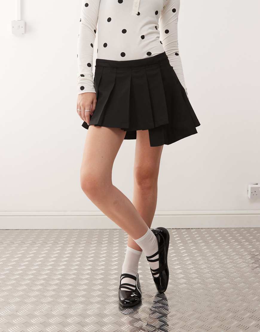 Monki - Mini-Faltenrock in Schwarz mit asymmetrischem Saum von Monki