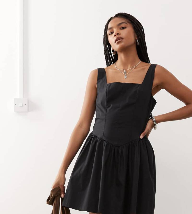 Monki - Minikleid aus Baumwolle in Schwarz mit eckigem Ausschnitt und tiefer Taille von Monki