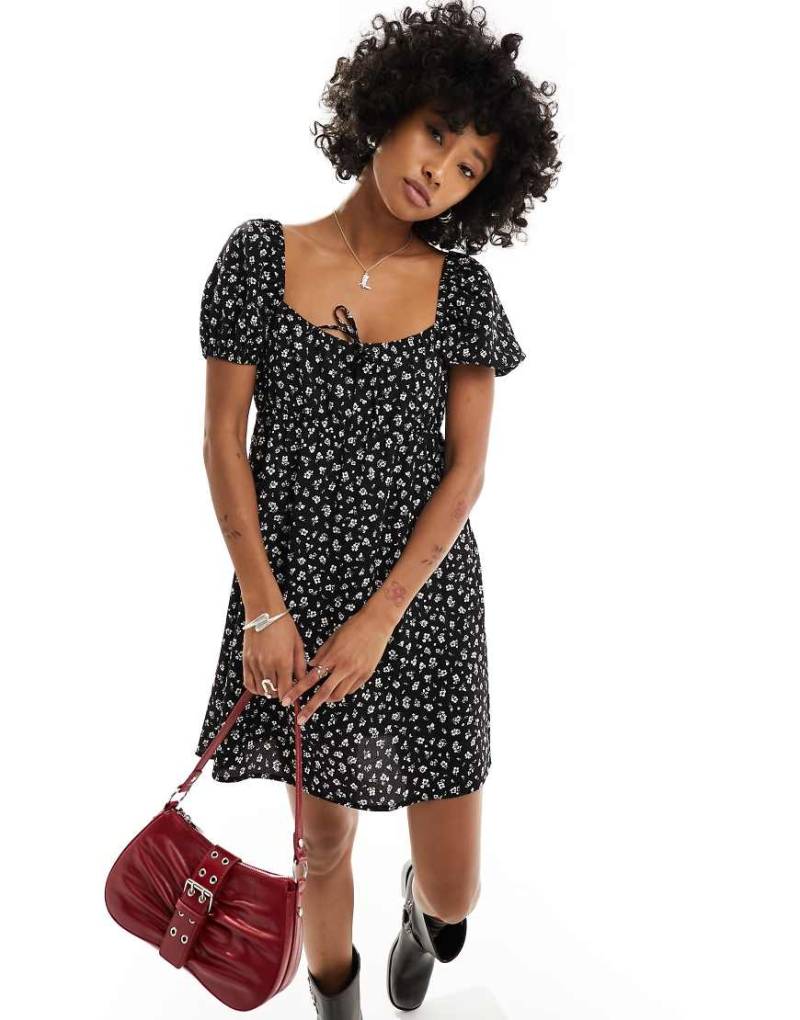 Monki - Minikleid in Schwarz mit Puffärmeln und Raffung am Rücken Monki - Minikleid in Schwarz mit Puffärmeln und Raffung am Rücken von Monki