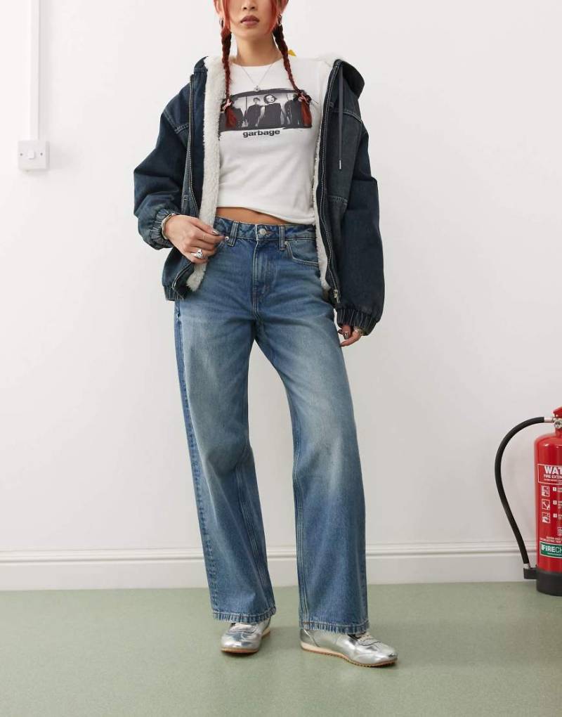 Monki - Missy - Weite Jeans in mittelblauer Waschung mit niedrigem Bund von Monki