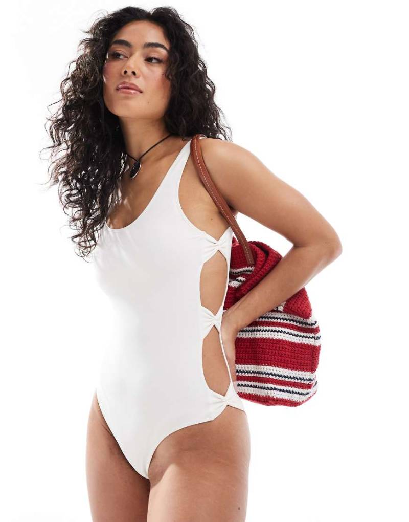Monki - Mix and Match - Badeanzug in Weiß mit Zierausschnitt und Schleifendetail, exklusiv bei ASOS von Monki