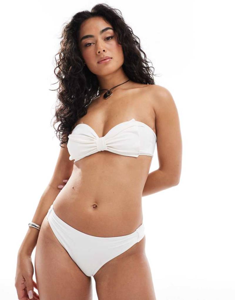 Monki - Mix and Match - Bikinihose in Weiß mit Schleifendetail, exklusiv bei ASOS von Monki