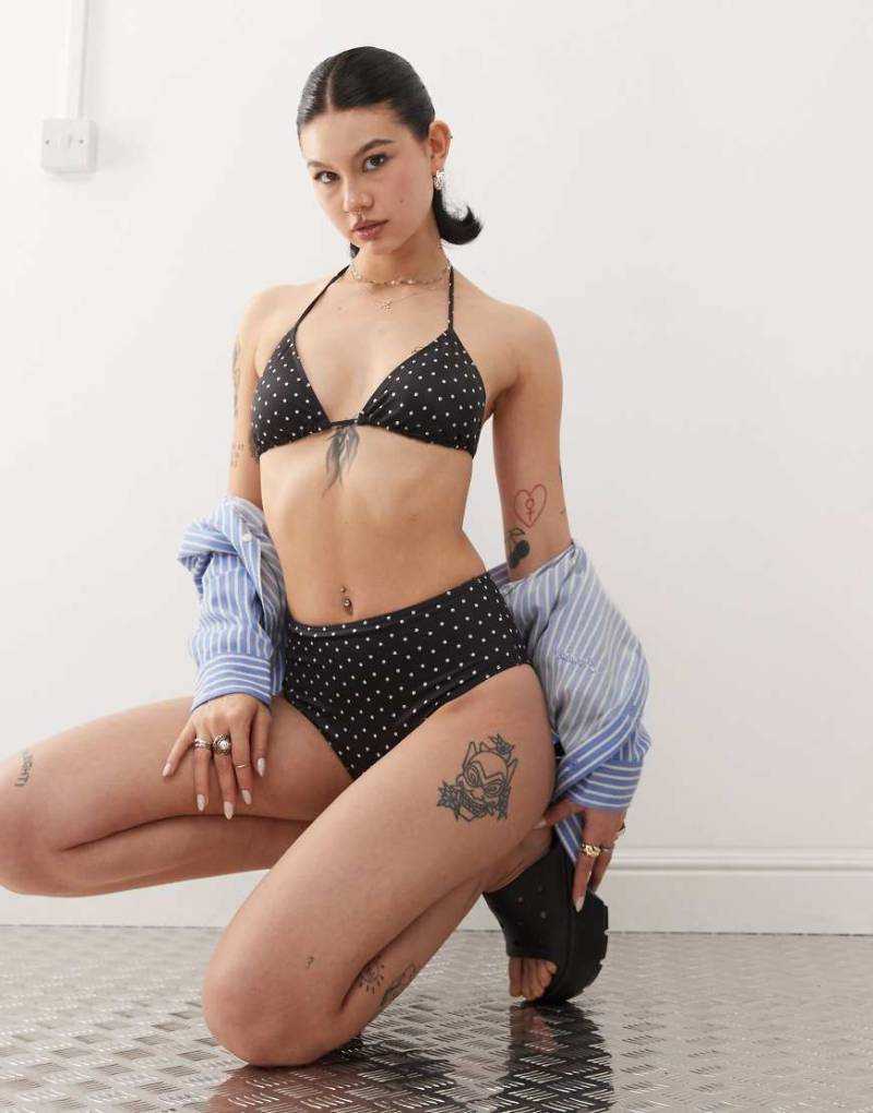 Monki - Mix and Match - Bikinislip in Schwarz mit hohem Bund und weißem Punktemuster von Monki