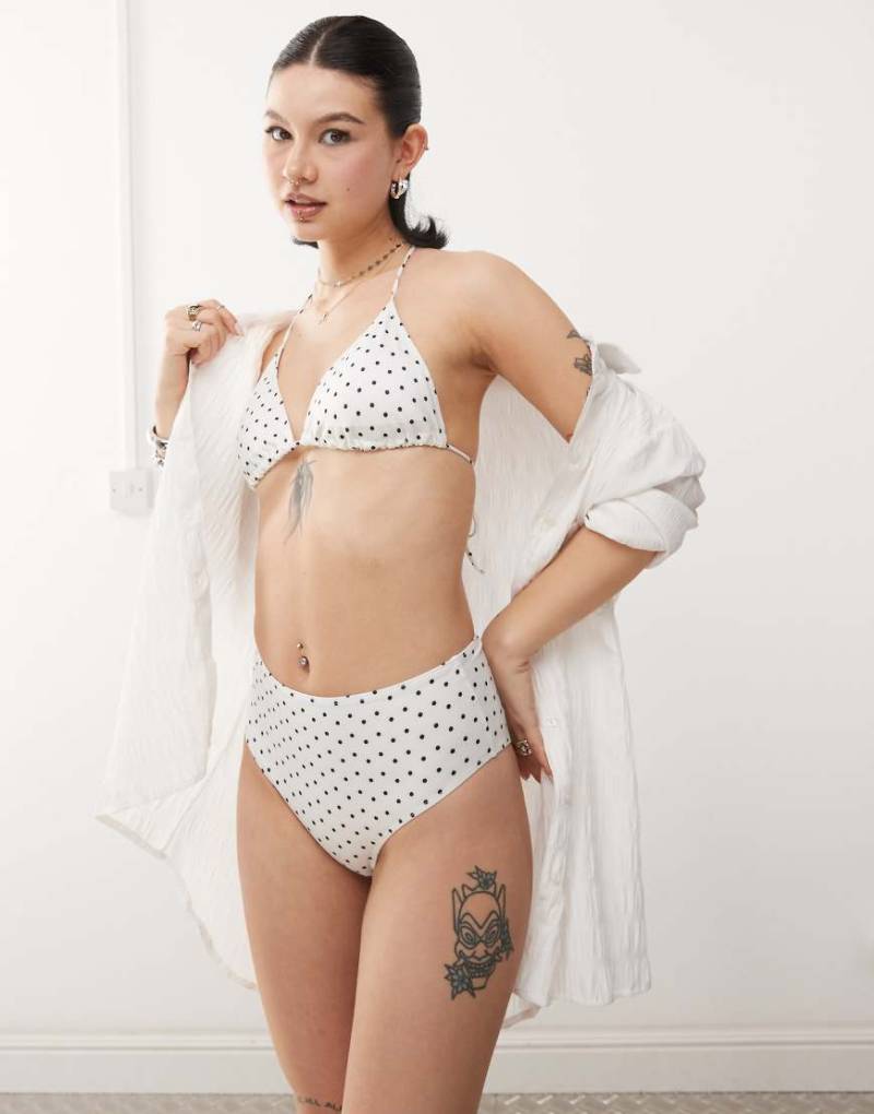 Monki - Mix and Match - Bikinislip in Weiß mit hohem Bund und schwarzem Punktemuster von Monki
