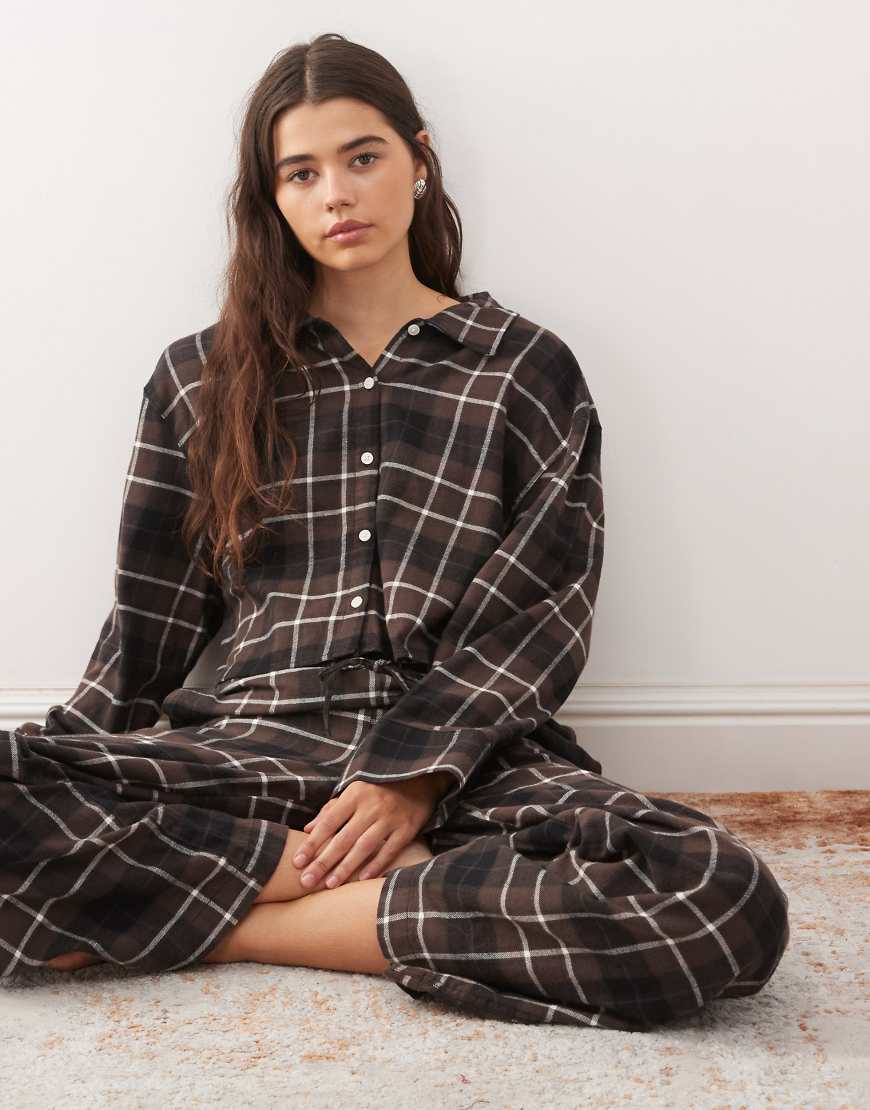 Monki - Mix and Match - Kariertes Pyjamahemd aus Flanell in Braun-Brown von Monki