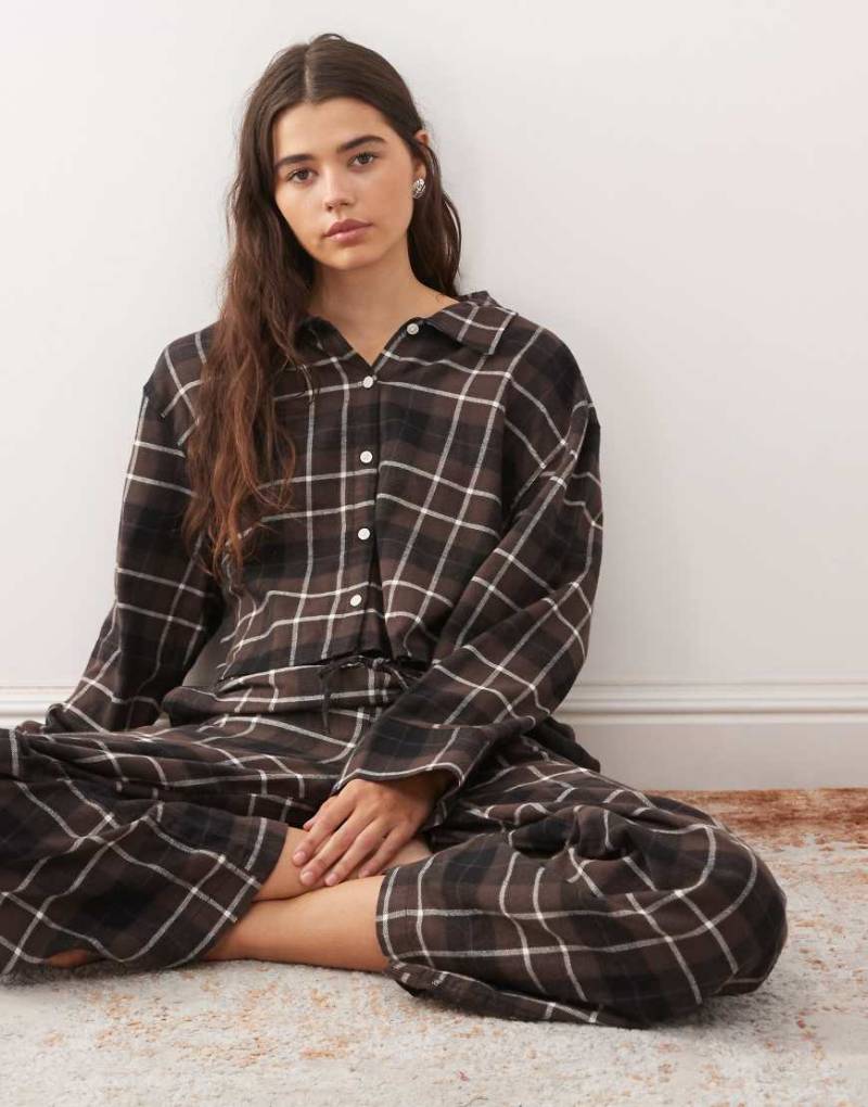Monki - Mix and Match - Kariertes Pyjamahemd aus Flanell in Braun-Brown von Monki
