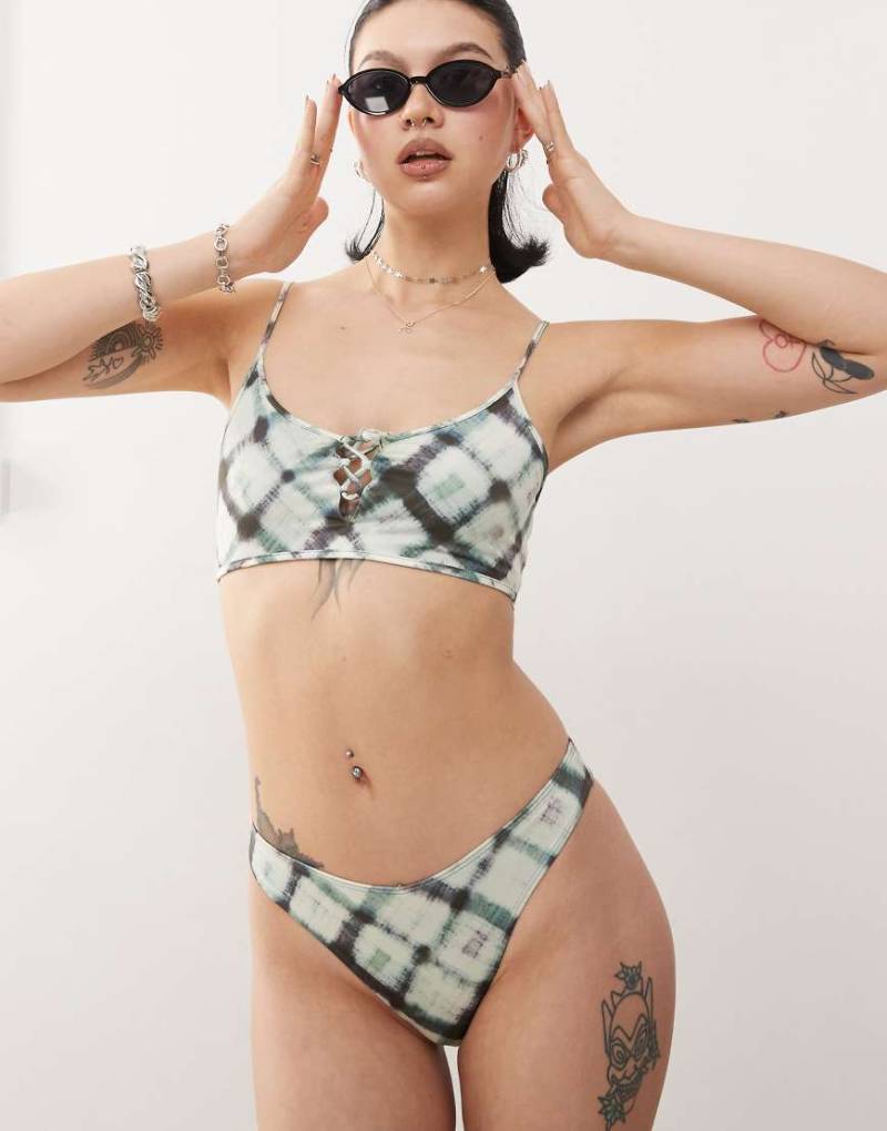 Monki - Mix and Match - Triangel-Bikinihose mit verschwommenem Karomuster-Bunt von Monki